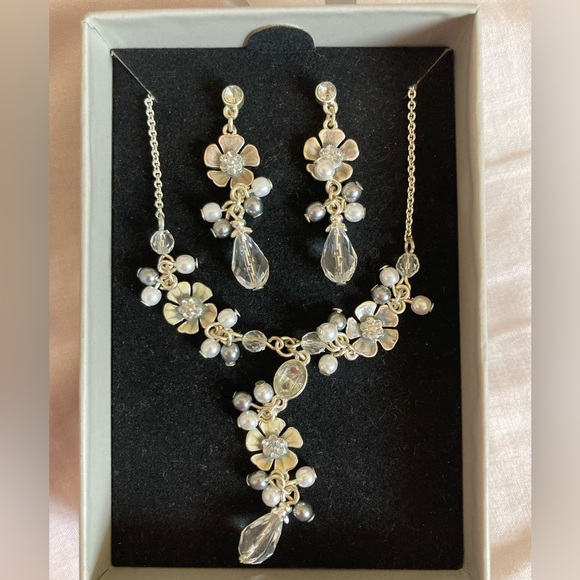 Brand new floral necklace and earrings jewellery set - Picture 3 of 4